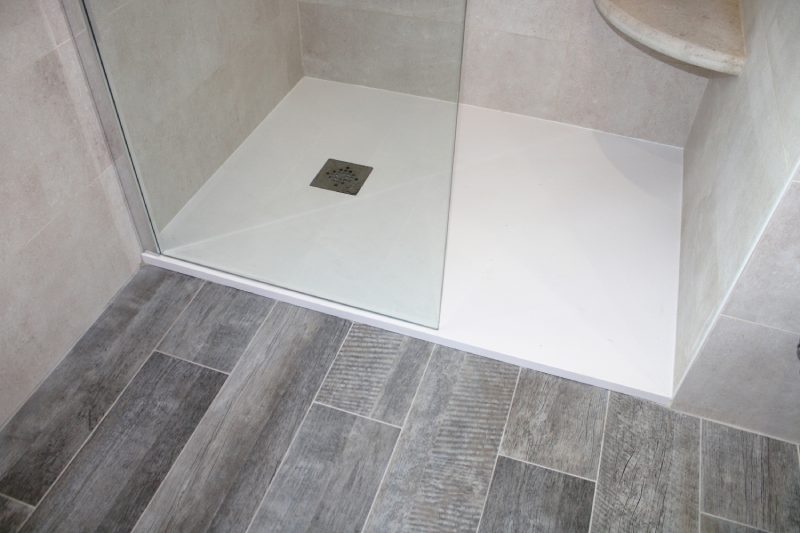 Installation et pose d'un receveur de douche dans une maison situ&eacute;e dans le Val d'Oise 